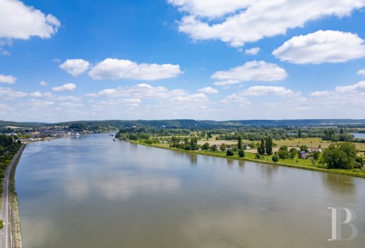 En Normandie, dans le parc régional des Boucles de la Seine, une villa de style anglo-normand - photo  n°3
